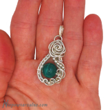 Srebrny wisior "Róża z Kocim Okiem"