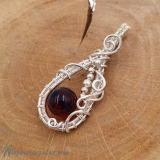 Srebrny wisior z bursztynem bałtyckim